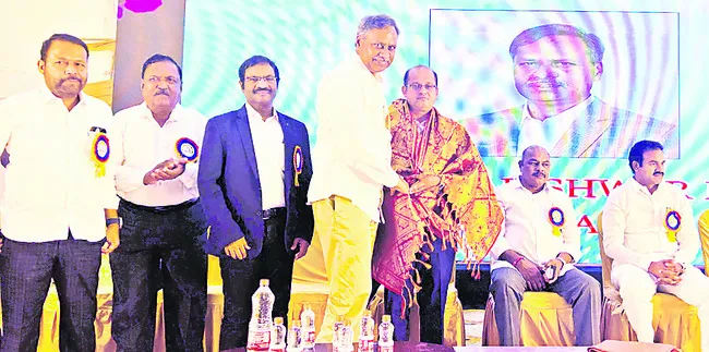 కొత్తవారికి మార్గనిర్దేశం చేయండి