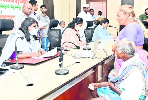 అర్జీల పరిష్కారంపై శ్రద్ధ పెట్టాలి