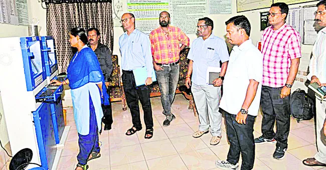 ప్రయాణికుల భద్రతే డ్రైవర్, గార్డుల లక్ష్యం