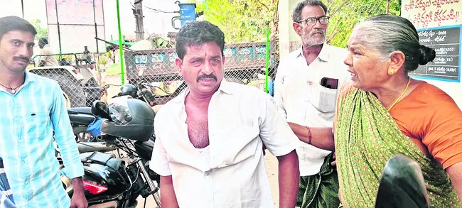 ఇందిరమ్మ ఇల్లు రాలేదని ఆత్మహత్యాయత్నం
