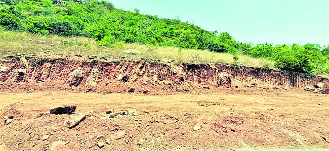 అక్రమంగా గ్రావెల్ తరలింపు