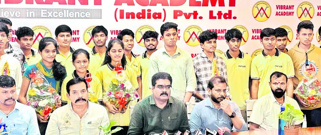 ‘వైబ్రంట్ అకాడమీ’ విద్యార్థుల ప్రభంజనం