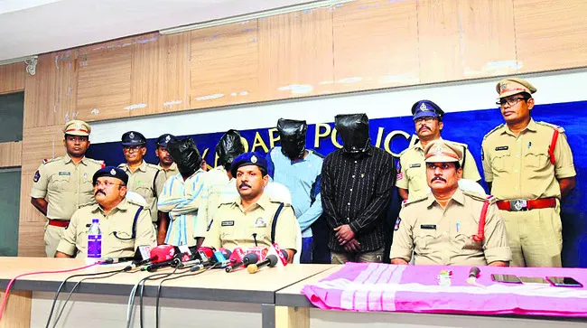 హత్య కేసులో నలుగురు నిందితుల అరెస్టు
