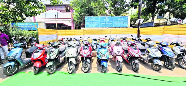 ఎలక్ట్రిక్ స్కూటర్ల చోరీ.. ముగ్గురు నిందితుల అరెస్టు