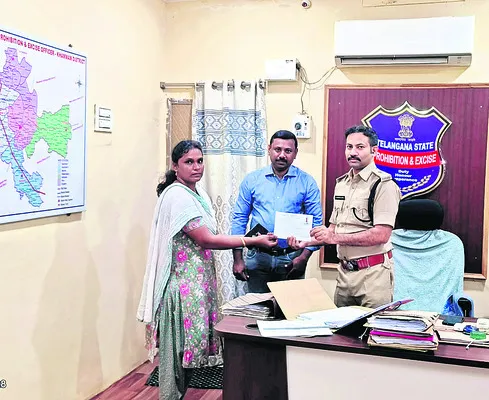 రెండు బార్లకు పది దరఖాస్తులు