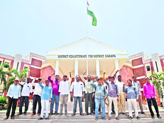 ‘చింతమనేని’పై క్రిమినల్ కేసు నమోదు చేయాలి
