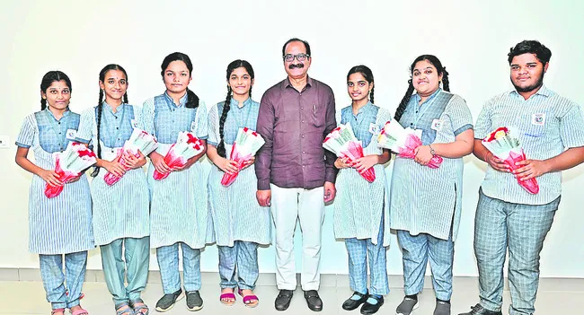 పది ఫలితాల్లో విద్యార్థుల ప్రతిభ