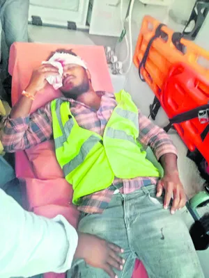 రోడ్డు ప్రమాదంలో ఒకరికి గాయాలు