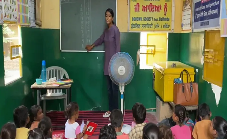retired Indian Railwayengineer KK Garg turned a tractor trolley into a mobile school