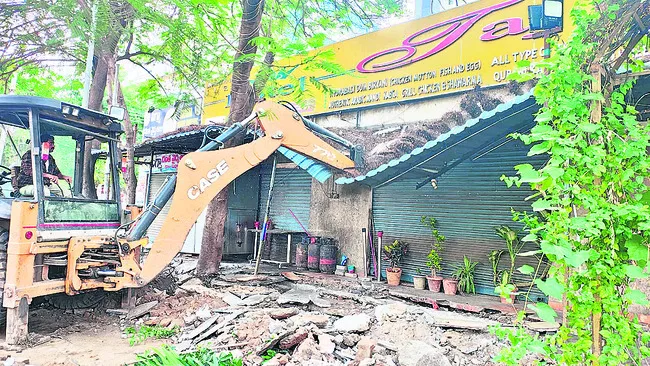 ఆక్రమణలు తొలగింపు