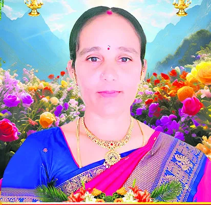బైక్ను ఢీకొట్టిన డీసీఎం.. భార్య మృతి