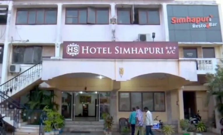 Love Couple Lost Their Lives In Nellore Lodge