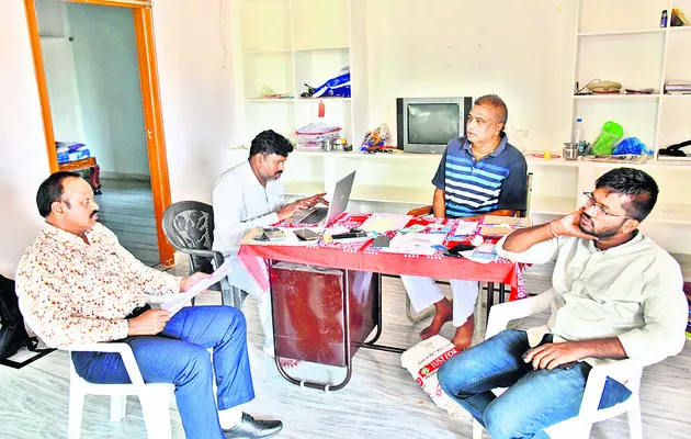 మానుకోటలో ఏసీబీ అధికారుల సోదాలు