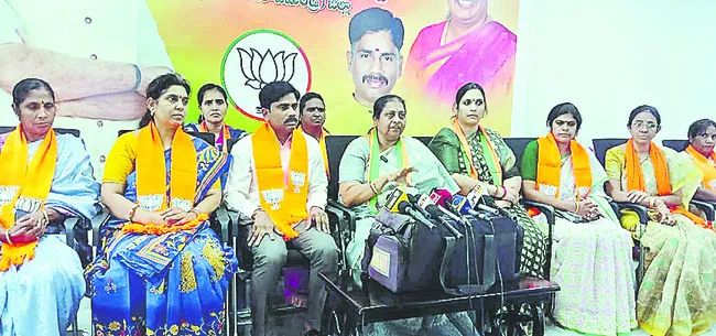 ప్రధానికి షర్మిల వెంటనే క్షమాపణ చెప్పాలి