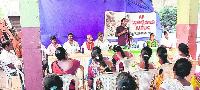 ప్రభుత్వం హామీలు అమలుచేయాలి