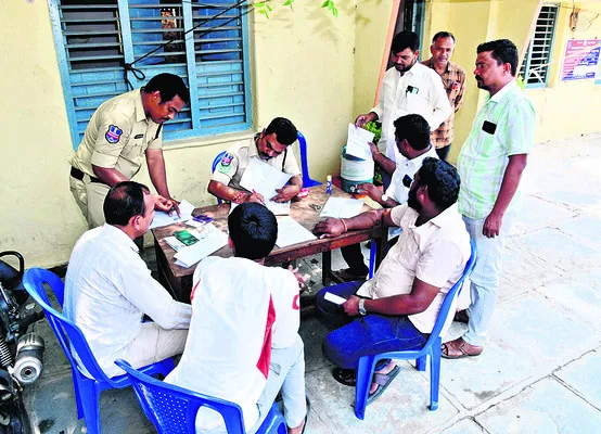 రెండు బార్లకు 145 దరఖాస్తులు