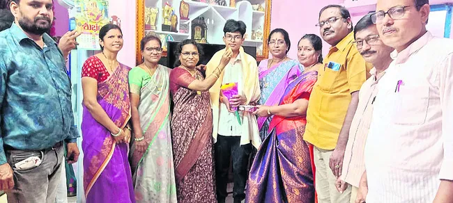 ప్రభుత్వ పాఠశాల టాపర్కు సత్కారం