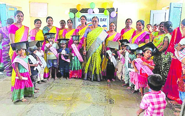 అంగన్వాడీ కేంద్రంలో గ్రాడ్యుయేషన్ డే