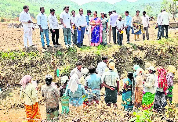 ఎన్ఆర్ఈజీఎస్ రోడ్డు పరిశీలన