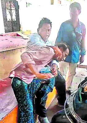మద్యం తాగి విద్యుత్ శాఖ అధికారి హల్చల్