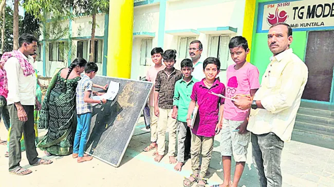 ప్రశాంతంగా మోడల్‌ స్కూల్‌ ప్రవేశ పరీక్ష
