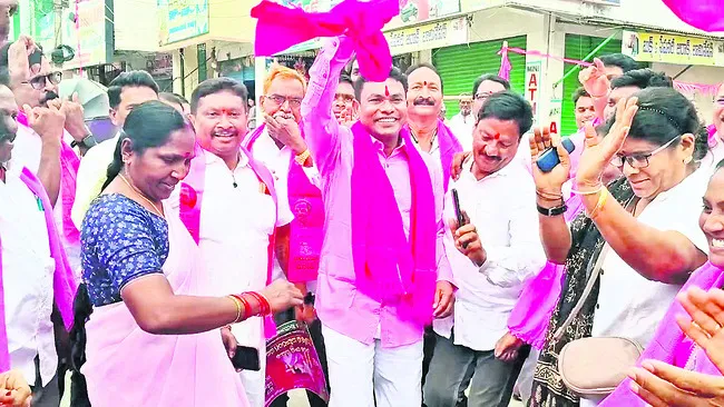 రజతోత్సవాలకు తరలిన బీఆర్ఎస్ శ్రేణులు