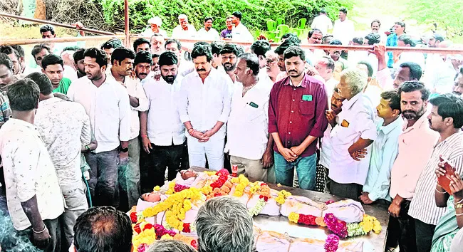 బరువెక్కిన గుండెతో అంత్యక్రియలు