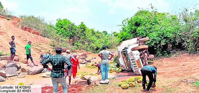 ఘాట్‌రోడ్డులో వ్యాన్‌ బోల్తా 