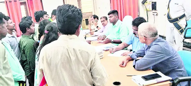 ఉపాధి పథకాలకే దరఖాస్తులు ఇవ్వండి