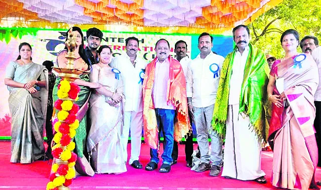 ప్రతి ఒక్కరూ విద్యావేత్తలు కావాలి
