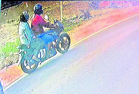 హైవేపై సినీఫక్కీలో చైన్స్నాచింగ్