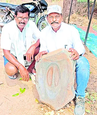 బొమ్మకూర్లో నవీన యుగంనాటి శిలలు
