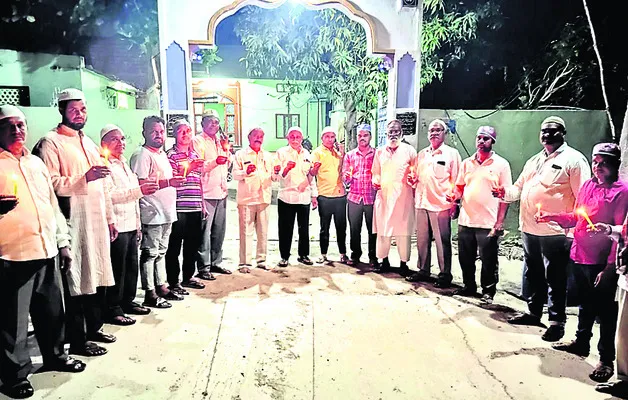 ఉగ్రదాడి మృతులకు ముస్లింల నివాళి