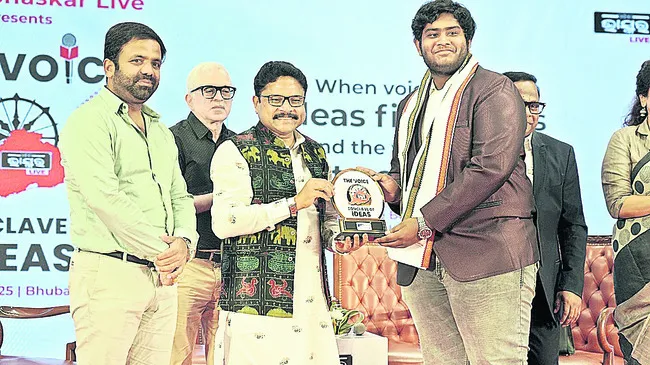 హైటెక్ గ్రూప్ బిశ్వజిత్ పాణిగ్రాహికి సత్కారం
