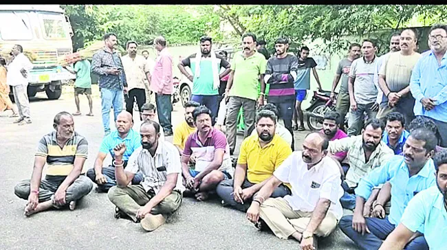 పోలీస్ స్టేషన్ ముట్టడి!