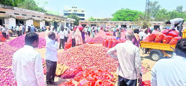 పోటెత్తిన వినియోగదారులు