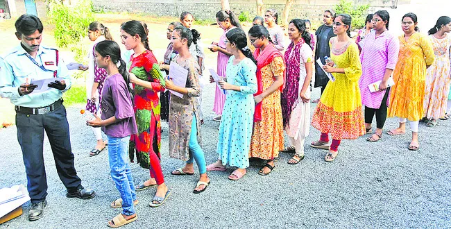 సజావుగా జేఈఈ మెయిన్స్