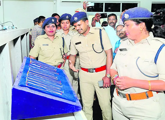 థియేటర్లో పరిచయంతో స్నేహితులుగా మారి..