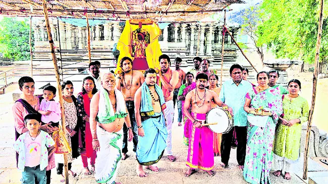 భద్రకాళి అమ్మవారికి మల్లెలతో పుష్పార్చన