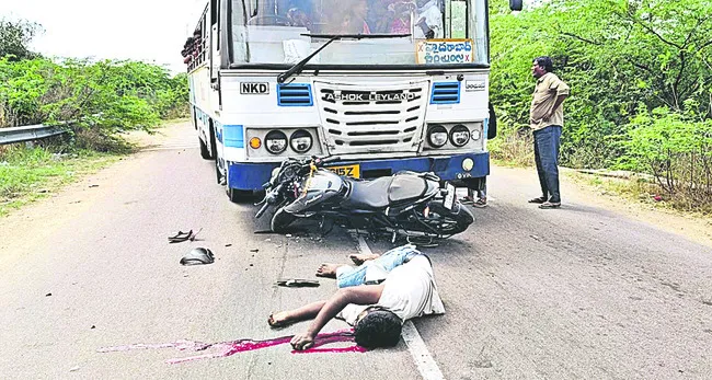 బైక్ను ఢీకొట్టిన ఆర్టీసీ బస్సు
