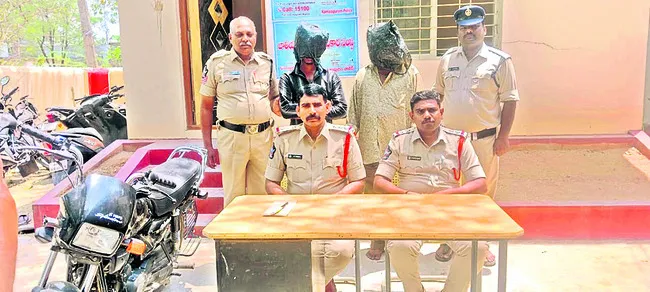 కత్తితో దాడి చేసిన నిందితులు అరెస్టు