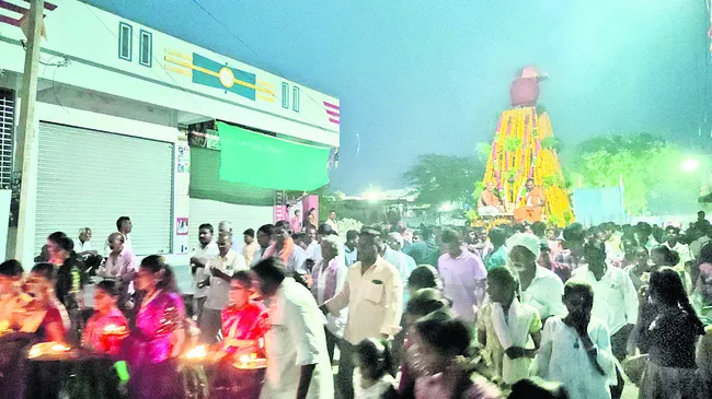 వైభవంగా వీరభద్రస్వామి రథోత్సవం