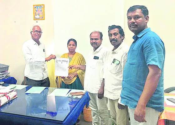 సర్వీస్ బుక్లో వివరాలు నమోదు చేయాలి