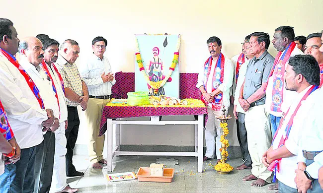 కలెక్టరేట్లో పాపన్న వర్ధంతి