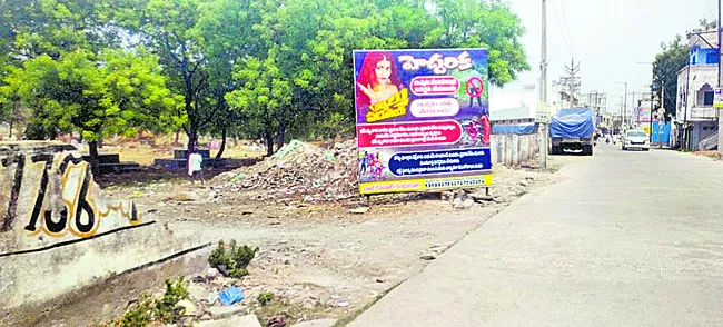 సమస్యలకు నిలయాలు.. ఆక్రమణలు