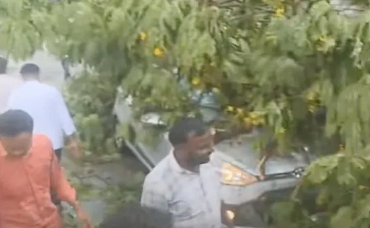 Heavy Rain In Hyderabad Flooded Roads Traffic Snarls