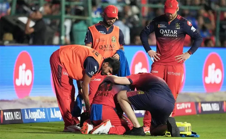IPL 2025: Virat Kohli Injured, Hit On Thumb After Fielding Blunder VS GT