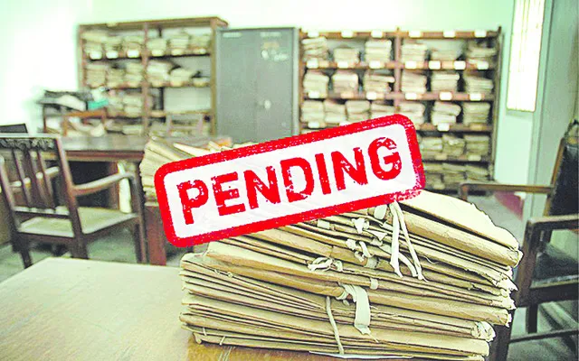 పరిష్కారం కాక.. తిరగలేక !