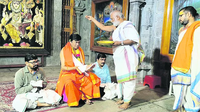 యాదగిరిగుట్ట ఆలయం అద్భుతం