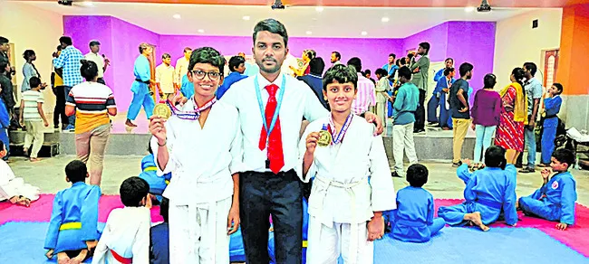 మార్షల్ ఆర్ట్స్లో బాపట్ల క్రీడాకారులకు బంగారు పతకాలు